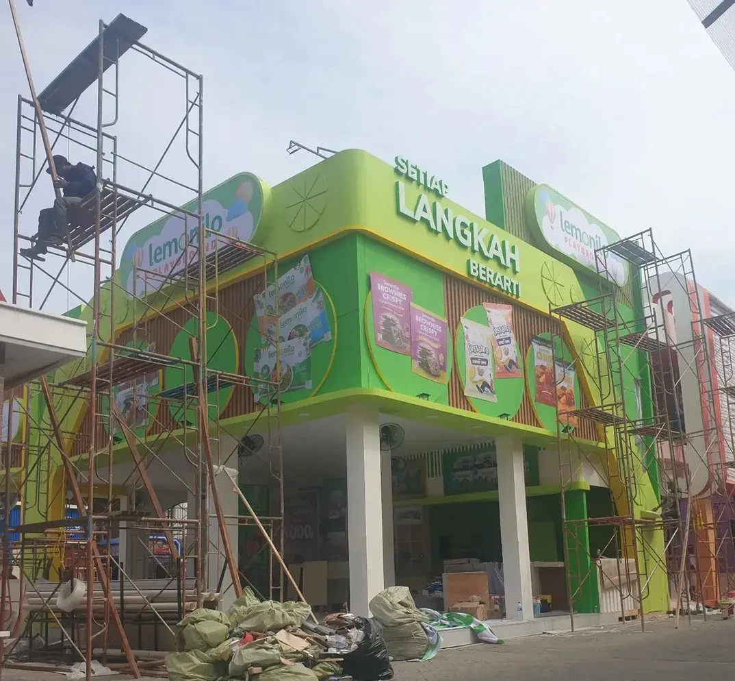 Bangunan booth dua lantai Lemonilo Playground saat pemasangan