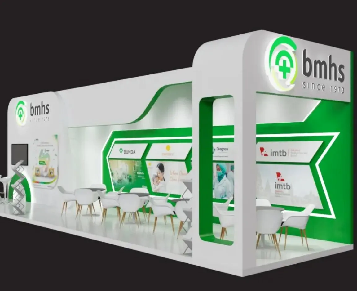 Booth pameran BMHS dengan panel hijau putih dan area diskusi